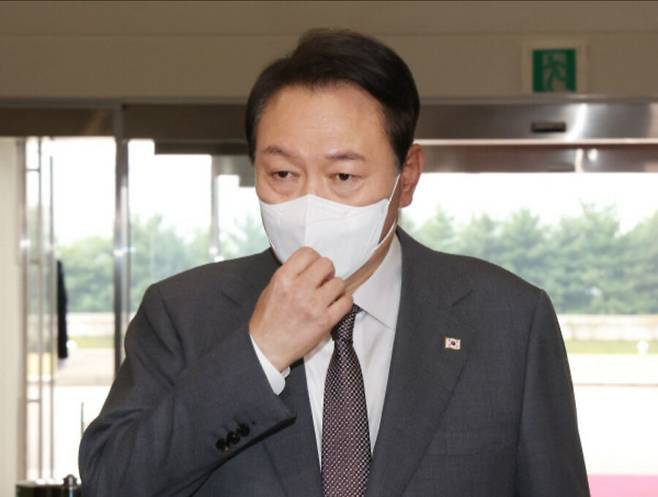 윤석열 대통령이 지난 14일 오전 서울 용산 대통령실 청사로 출근하며 기자들과 질의응답을 하고 있다. 연합뉴스