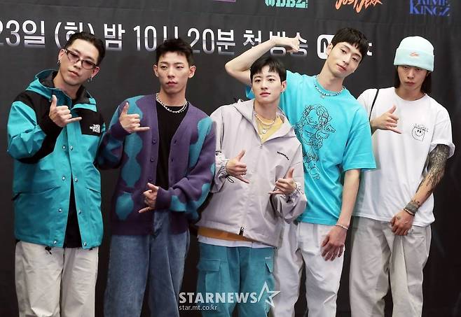 뱅크투브라더스가 23일 오후 서울 마포구 상암동 스탠포드 서울에서 열린 엠넷 '스트릿 맨 파이터' 제작발표회에 참석해 포즈를 취하고 있다.  '스트릿 맨 파이터'는 진한 힙합 감성의 뱅크투브라더스(BankTwoBrothers), 퍼포먼스와 쇼맨십이 강한 어때(EO-DDAE), 실력과 대중성을 갖춘 프로젝트 크루 엠비셔스(Mbitious), 엑소, 트와이스 등 국내 탑 아이돌들의 퍼포먼스를 만들어낸 원밀리언(1MILLION), 트렌디한 안무로 K-POP신을 휩쓸고 있는 위댐보이즈(WeDemBoyz), 전세계가 리스펙하는 월드챔피언 저스트절크(JustJerk), 넘치는 에너지로 파워풀한 크럼프 댄스를 선보이는 프라임킹즈(PRIME KINGZ), 높은 인지도와 팬덤을 보유하고 있는 YGX 등 대한민국 댄스 신에서 내로라하는 8크루가 출연한다. 2022.08.23 /사진=김창현 기자 chmt@
