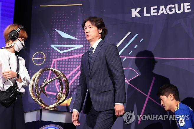 홍명보 감독과 트로피 (서울=연합뉴스) 서대연 기자 = 홍명보 울산 현대 감독이 28일 오후 서울 마포구 누리꿈스퀘어에서 열린 K리그1 파이널라운드 미디어데이 행사에서 트로피를 지나치고 있다. 2022.9.28 dwise@yna.co.kr