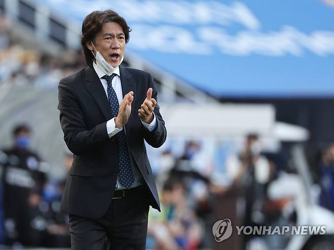 선수들 독려하는 홍명보 감독 (수원=연합뉴스) 홍기원 기자 = 5일 경기도 수원월드컵경기장에서 열린 '하나원큐 K리그 1' 수원 삼성 블루윙즈와 울산 현대의 경기. 울산 현대 홍명보 감독이 선수들을 독려하고 있다. 2022.5.5 xanadu@yna.co.kr