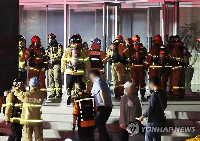 복구작업 위해 분주하게 움직이는 관계자들 지난 15일 오후 화재가 발생한 경기도 성남시 분당구 삼평동 SK 판교 캠퍼스 A동에서 관계자들이 복구작업 투입을 위해 소방관들과 함께 분주하게 움직이고 있다. [연합뉴스 자료사진]