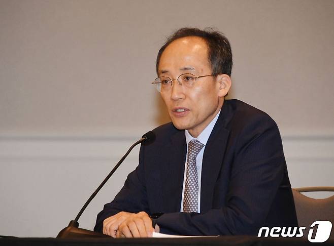 G20 재무장관회의 및 국제통화기금(IMF)/세계은행(WB) 연차총회 참석차 미국 워싱턴D.C를 방문 중인 추경호 부총리 겸 기획재정부 장관이 15일(현지시간) 동행취재단과 워싱턴의 한 호텔에서 간담회를 갖고 있다. (기재부 제공) ⓒ News1 한종수 기자