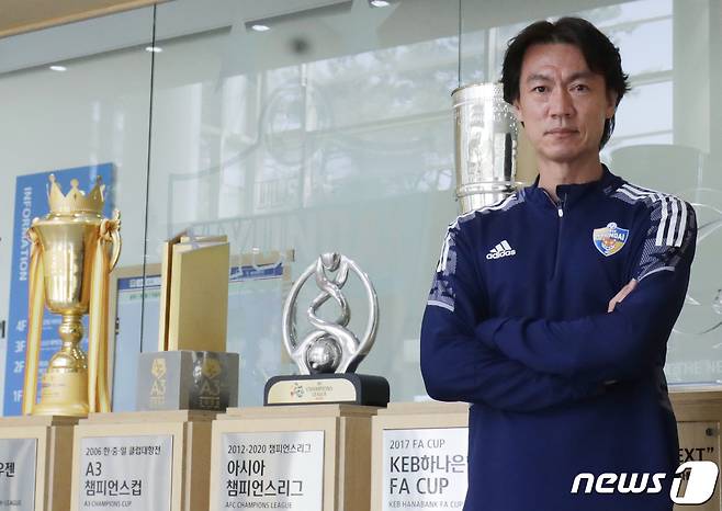 홍명보 울산현대 감독이 16일 오후 울산 동구 현대스포츠클럽하우스에서 뉴스1과의 인터뷰에 앞서 포즈를 취하고 있다. 2022.5.16/뉴스1 ⓒ News1 조민주 기자