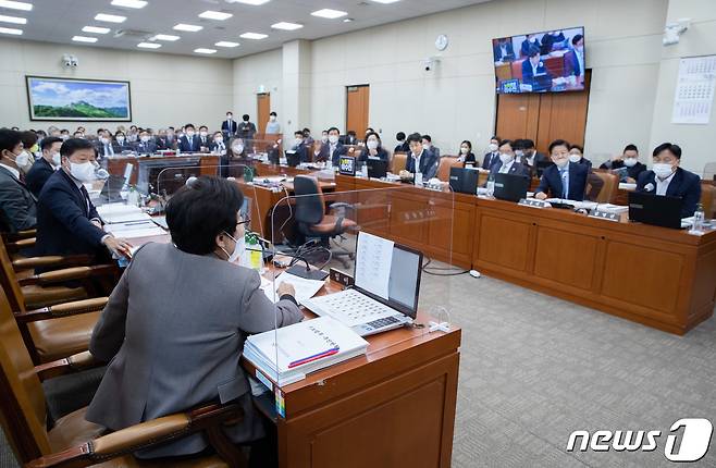 임이자 국회 환경노동위원회 국민의힘 간사(왼쪽)와 김영진 더불어민주당 간사가 17일 오전 서울 여의도 국회에서 열린 환경노동위원회의 근로복지공단·한국산업안전보건공단 등에 대한 국정감사에서 김문수 경제사회노동위원회 위원장의 고발 여부를 두고 마찰을 빚고 있다. 2022.10.17/뉴스1 ⓒ News1 이재명 기자