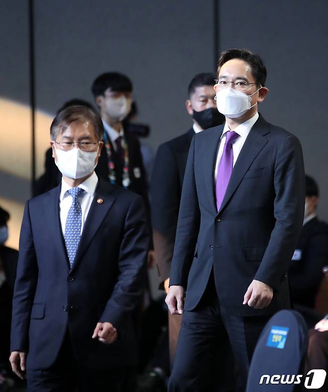 이재용 삼성전자 부회장이 17일 오후 경기도 고양시 킨텍스에서 열린 2022년 국제기능올림픽 특별대회 고양 폐회식에 참석하고 있다. 왼쪽은 이정식 고용노동부 장관. 2022.10.17/뉴스1 ⓒ News1 이승배 기자