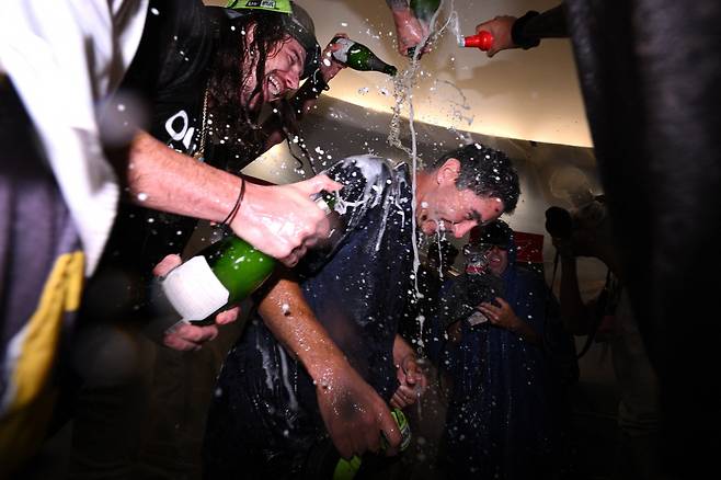 샌디에이고 파드리스 AJ 프렐러 단장이 지난 3일(한국시각) 포스트시즌 진출을 확정한 직후 선수들로부터 샴페인 세례를 받고 있다. USATODAY연합뉴스