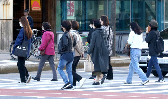 아침 최저기온이 10도 까지 떨어지는 등 쌀쌀한 날씨를 보인 17일 대전 시청역네거리에서 시민들이 발걸음을 재촉하고 있다.