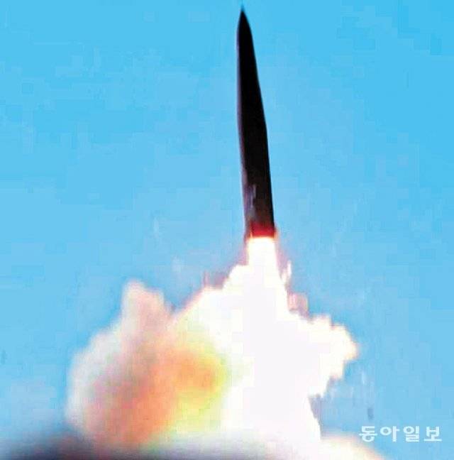 1일 국군의 날 기념식에서
처음 공개된 탄두 중량 최대
8t의 고위력 현무 탄도미사일
시험발사 영상. 동아일보DB