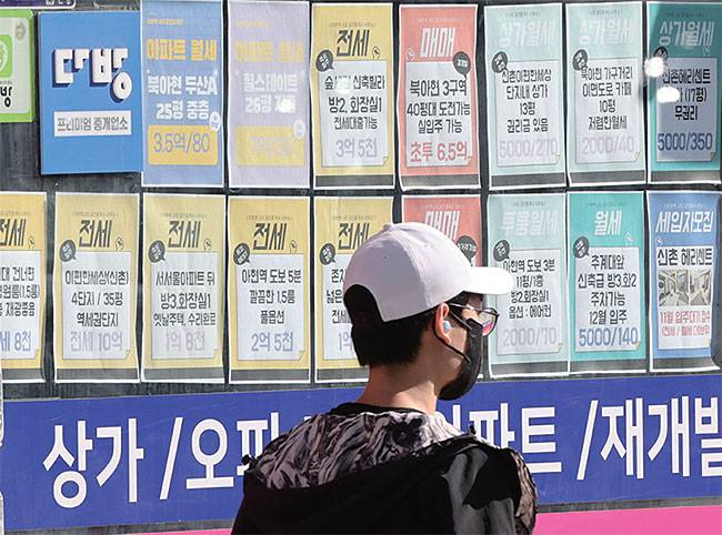 최근 전세 시장이 극심한 침체를 보이는 가운데 서울 아파트 전세 물건 가격이 2년 전 거래가보다 떨어진 단지들이 속출하고 있다. 사진 연합뉴스