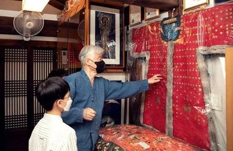 김경열 홍염장이 복원한 조선시대 장군용 두정갑옷. 신분제 사회였던 조선시대에 붉은색은 높은 신분의 상징이었다.