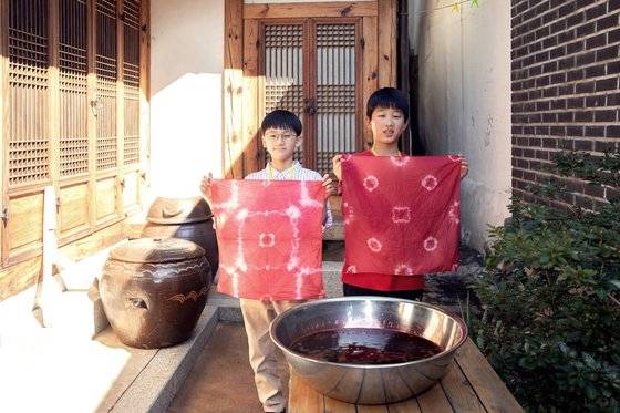 홍염은 붉은색을 낼 재료부터 염색을 돕는 매염제까지 자연에서 얻은 천연 재료만 사용한다.