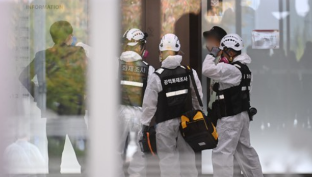 16일 오전 경기도 성남시 분당구 삼평동 SK 주식회사 C&C 데이터센터 화재 현장에서 소방과 경찰 관계자들이 1차 감식을 위해 이동하고 있다. 연합뉴스