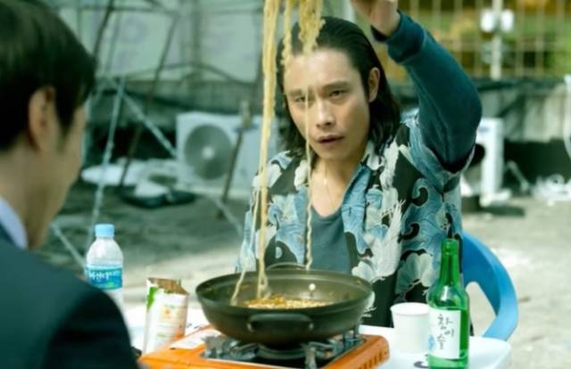 영화 내부자들에서 이병헌이 라면을 먹고 있는 모습. 내부자들 영상 캡처