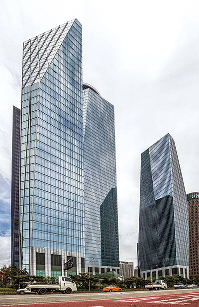 국내 1위 금융투자그룹인 미래에셋그룹이 추진했던 서울 여의도 국제금융센터(IFC) 인수 작업이 무산되자 대체투자업계에서 불안감이 커지고 있다. (매경DB)