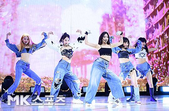 르세라핌(김채원, 사쿠라, 허윤진, 카즈하, 홍은채)의 두 번째 미니앨범 쇼케이스가 개최됐다. 사진=김영구 기자