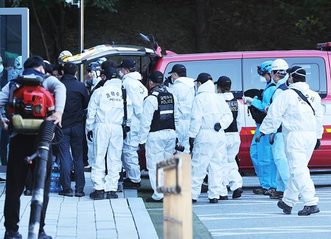 17일 오전 경기도 성남시 분당구 삼평동 SK C&C 데이터센터 화재 현장에서 경찰과 국립과학수사연구원, 소방당국, 전기안전공사 등 유관 기관 관계자들이 합동 감식을 위해 분주하게 움직이고 있다. 연합뉴스