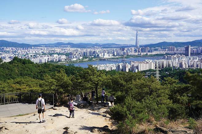 일출명소이며 롯데월드타워를 조망하기에 가장 멋진 장소인 해맞이동산