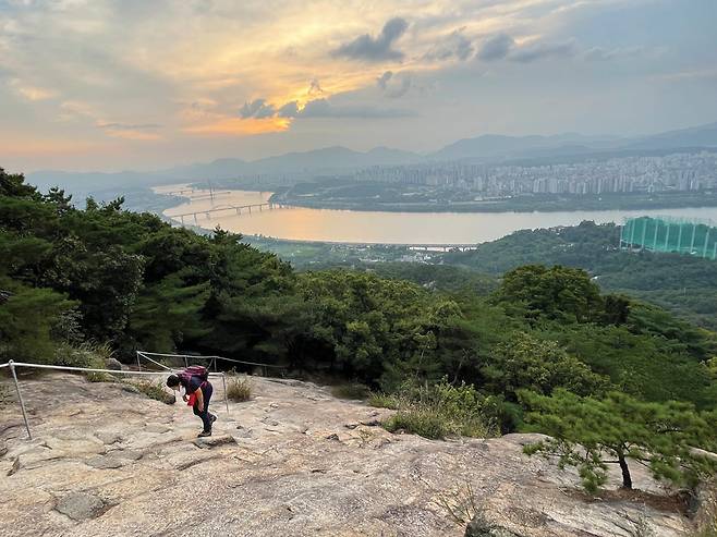 대성암 뒤의 바위를 타고 오르면 S자를 그리며 유유히 흘러가는 한강이 펼쳐진다