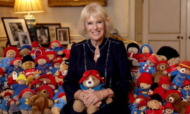 영국 커밀라 왕비가 버킹엄궁에서 패딩턴 곰 인형들과 기념촬영을 하고 있다. 엘리자베스 2세 여왕 국장 기간에 일반인들이 추모의 뜻으로 궁전 앞에 갖다 놓았던 1000개 넘는 곰 인형들은 자선단체에 기부돼 어린이들한테 전달될 예정이다. 런던=AFP연합뉴스