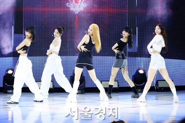 그룹 르세라핌이 17일 오후 서울 서대문구 연세대학교 백주년기념관 콘서트홀에서 열린 미니 2집 '안티프래자일(ANTIFRAGILE)' 쇼케이스에서 수록곡을 선보이고 있다. / 사진=김규빈 인턴기자