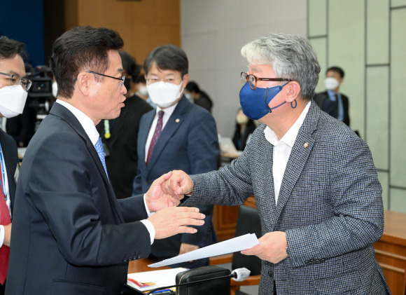 이철우 경북도지사가 경북도를 대상으로 한 국회 행정안전위원회의 국정감사 후 더불어민주당 조응천 의원과 인사를 나누고 있다. 조 의원은 이날 이 지사에게 홍준표 대구시장 체제에서 대구시와 상생관계가 소원해 진 점 등을 지적하고, 관계 회복을 위한 경북도의 노력 등을 집중 추궁했다. ⓒ경북도