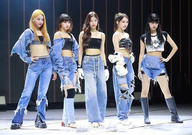 걸그룹 르세라핌(LE SSERAFIM)이 17일 오후 서울 연세대학교 백주년기념관에서 진행된 미니 2집 '안티프래자일'(ANTIFRAGILE) 발매기념 쇼케이스에서 포즈를 취하고 있다. 이번 앨범에는 타이틀곡 'ANTIFRAGILE'을 비롯해 'The Hydra;, 'Impurities', 'No Celestial', 'Good Parts(When the quality is bad but I am)' 등 5곡이 수록됐다. /2022.10.17 /사진=이동훈 기자 photoguy@