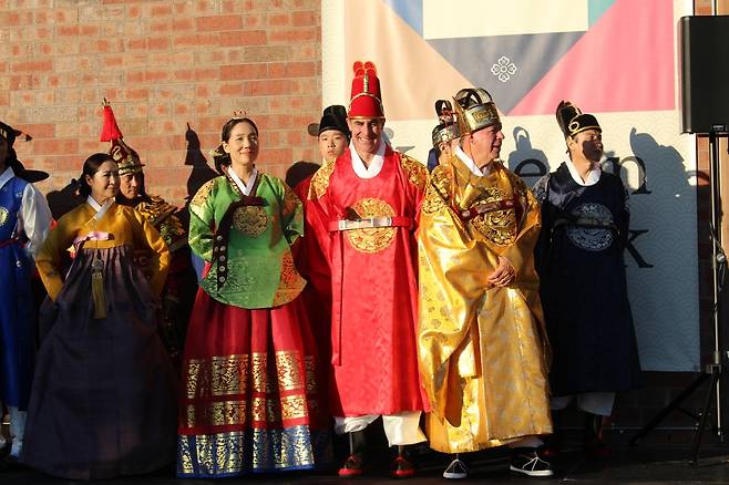 한복을 입고 행사에 참여한 현지인과 한인들 (포트리[미 뉴저지주]=연합뉴스) 고일환 특파원