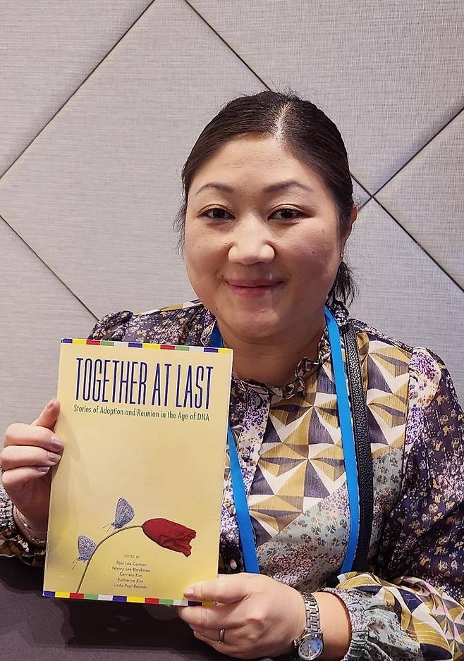 친모 찾는 입양 한인 메이 린 욘 씨 친가족 찾기 경험을 담은 책 'Together at last'를 발간한 노르웨이 한인 입양인 메이 린 욘 씨[촬영 강성철]