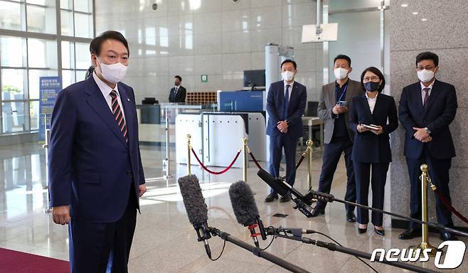 윤석열 대통령이 17일 오전 용산 대통령실에서 취재진과 출근길 문답(도어스테핑)을 하고 있다. 2022.10.17/뉴스1 ⓒ News1 안은나 기자