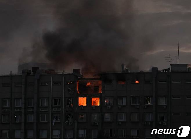 17일(현지시간) 우크라이나 키이우에서 한 건물이 이란제 무인항공기(UAV) 샤헤드-136으로 추정되는 러시아 드론 공습 이후 불타고 있다. 샤헤드-136은 '가미카제 드론'이라고도 불린다. ⓒ 로이터=뉴스1 ⓒ News1 권진영 기자