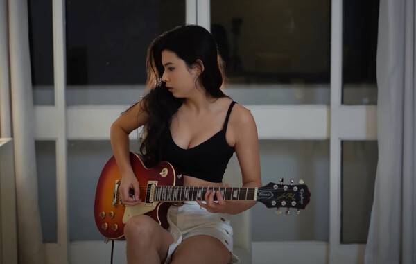 라리사 리베어가 'Stairway to heaven' 커버하고 있다. [사진=Larissa Liveir 유튜브]