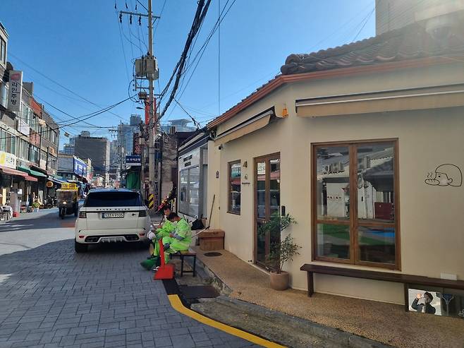 '힙당동'에는 1960~70년대 신당동의 옛 모습과 최근 트렌드가 공존한다.