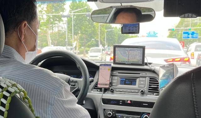 지난달 30일 오전 서울의 한 택시 기사가 스마트폰의 모바일트레이딩시스템(MTS) 앱의 주식 차트를 보고 있다. 이승엽 기자