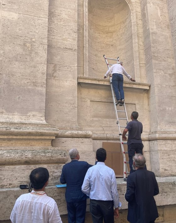 바티칸 교황청 관계자들이 김대건 조각상이 설치될 성 베드로 성당 벽감을 살피고 있다.[사진 한진섭]