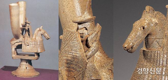 4세기 후반~5세기 전반 경남 김해 덕산리에서 출토된 것으로 전해지는 국보 ‘도기 기마인물형 뿔잔’. 갑옷으로 완전무장한 가야 기마무사의 모습이 역력하다. 이 무사는 방패를 들고 창을 던지는 모습을 형상화했다. 기마무사의 뒤에 쌍뿔잔 두 개를 세워놓았다. |국립경주박물관 제공