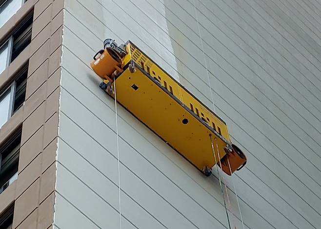 KCC가 건축물 외벽도장로봇용에 최적화된 친환경 수성 페인트를 출시했다. [사진 제공 = KCC]