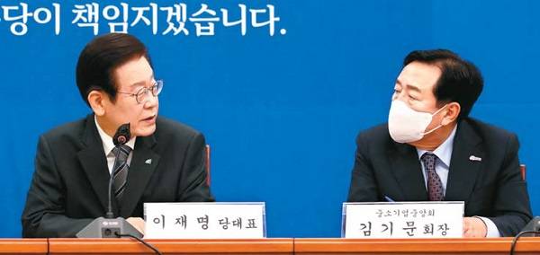 이재명 더불어민주당 대표(왼쪽)가 18일 국회에서 열린 `납품단가연동제 법제화 촉구 중소기업인 간담회`에서 모두발언을 하고 있다.   [김호영 기자]