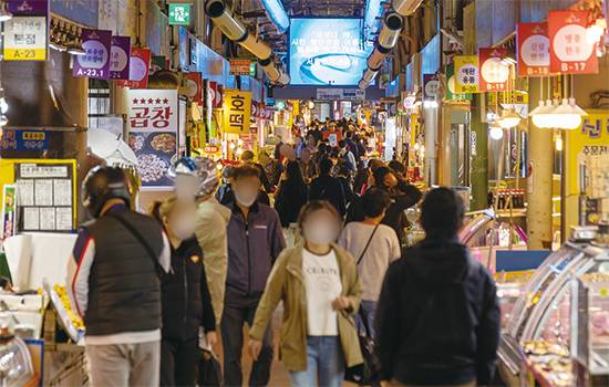 신림역 인근에 위치한 신원시장에는 점심부터 저녁까지 방문객들 발길이 끊이지를 않는다.