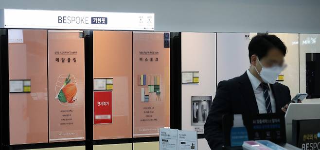 한국소비자원이 소비자 선호도가 높은 냉장고 6개 제품을 평가한 결과를 18일 공개했다. 사진은 한 가전 매장에 전시된 삼성전자 비스포크 냉장고. /사진=뉴시스