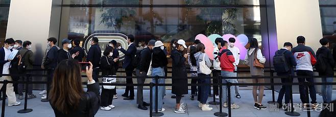 지난 7일 오전 서울 중구 명동 애플스토어에서 고객들이 아이폰14를 구매하기 위해 줄을 서고 있다. 이상섭 기자