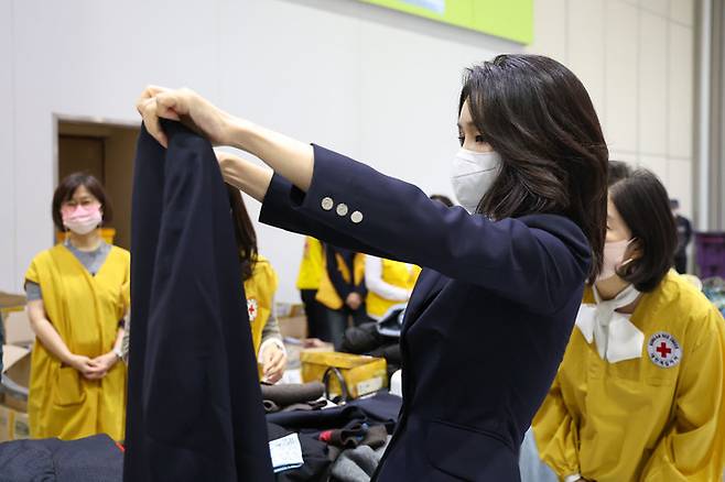 [서울=뉴시스] 윤석열 대통령 부인 김건희 여사가 18일 오전 서울 강남구 코엑스에서 열린 대한적십자사 바자행사에서 부스를 둘러보고 있다. (사진=대통령실 제공) 2022.10.18. photo@newsis.com *재판매 및 DB 금지