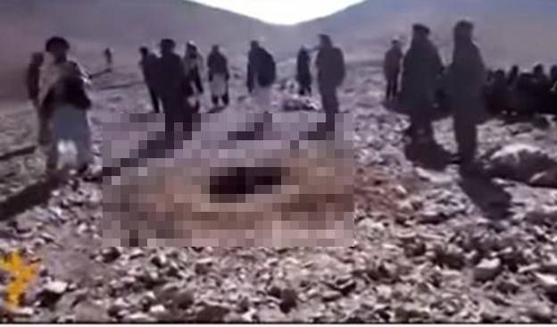 지난 2015년 투석형에 처해진 뒤 파묻힌 아프간 여성