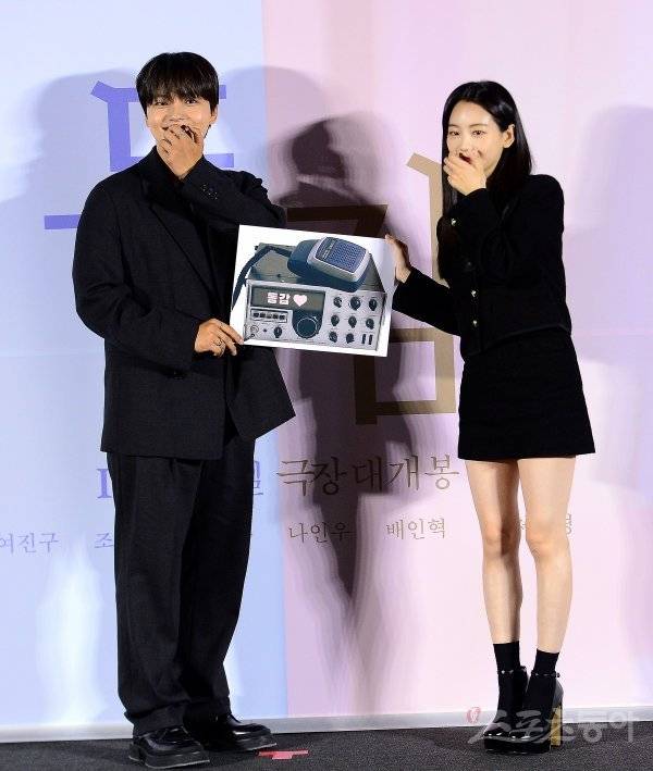 영화 ‘동감’의 주역인 여진구와 조이현(왼쪽부터)이 17일 서울 용산구 CGV 용산아이파크몰에서 열린 제작보고회에 참석해 극중 소품인 무전기를 손에 쥔 채 포즈를 취하고 있다. 사진|김민성 기자 marineboy@donga.com