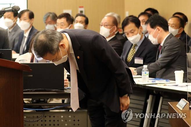 '카카오 먹통' 사태 사과하는 과기정통부 장관 (대전=연합뉴스) 양영석 기자 = 국회 과학기술정보방송통신위원회가 18일 대전 기초과학연구원에서 국가과학기술연구회 및 소관 연구기관에 대한 국정감사를 진행했다. 국감 증인으로 출석한 이종호 과학기술정보통신부 장관이 카카오 서비스 장애와 관련해 주무 부처 장관으로서 불편을 겪은 국민들께 사과하고 있다. 2022.10.18 youngs@yna.co.kr