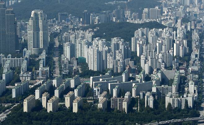 서울 송파구 롯데월드타워 서울스카이에서 바라본 강남 아파트 단지 모습./뉴스1