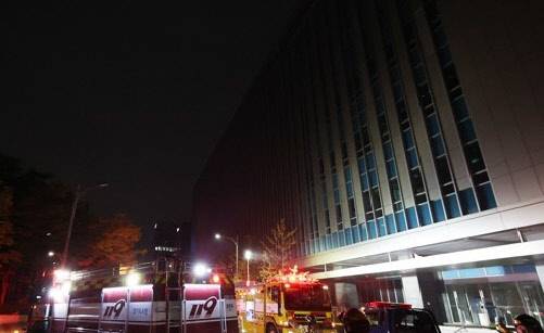 15일 오후 화재가 발생한 경기도 성남시 분당구 삼평동 SK 판교 캠퍼스 A동에서 소방관들이 분주하게 움직이고 있다. 연합뉴스 제공.