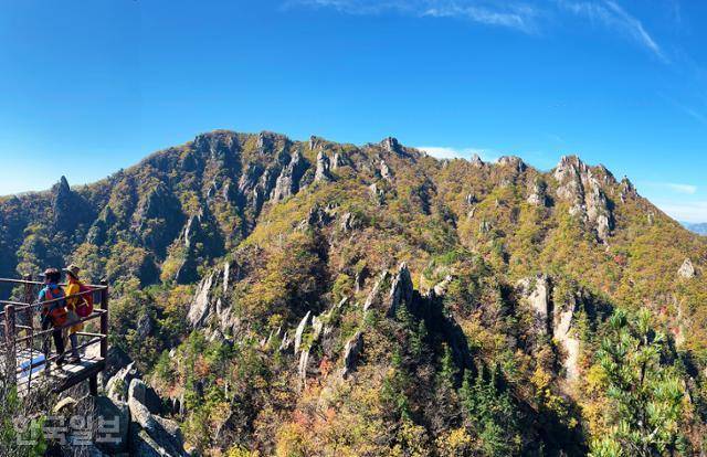 흘림골 등선대 전망대에서 탐방객들이 단풍이 물든 바위 절경을 배경으로 사진을 찍고 있다. 탐방객에 비해 전망대가 좁아 사진을 찍은 후에는 바로 내려와야 하는 상황이다.