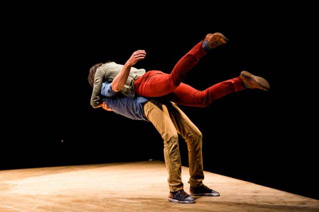 프랑스 안무가 요안 부르주아의 '기울어진 사람들'의 한 장면. LG아트센터 서울 제공