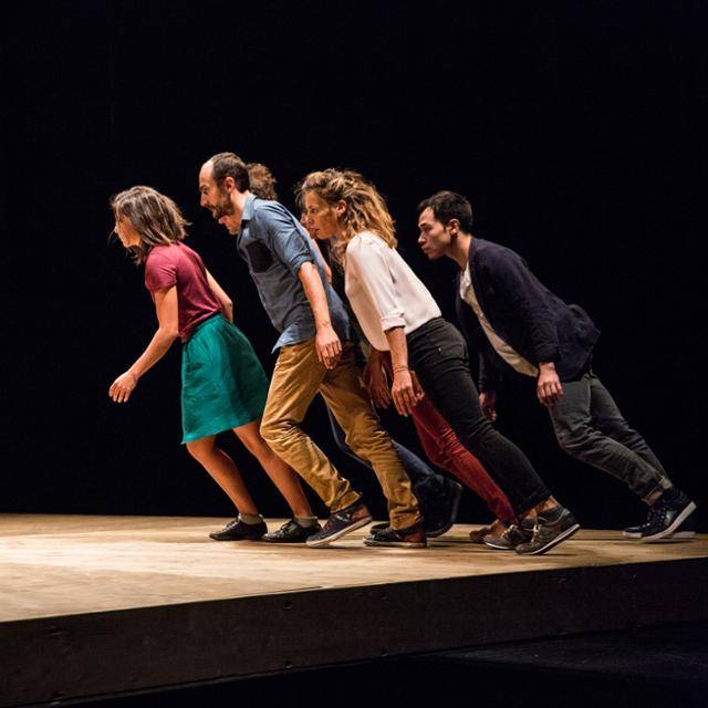 프랑스 안무가 요안 부르주아의 '기울어진 사람들'에서 무용수들은 턴테이블처럼 회전하는 무대의 속도가 빨라질수록 몸을 무대 중심 쪽으로 기울이며 버텨낸다. LG아트센터 서울 제공