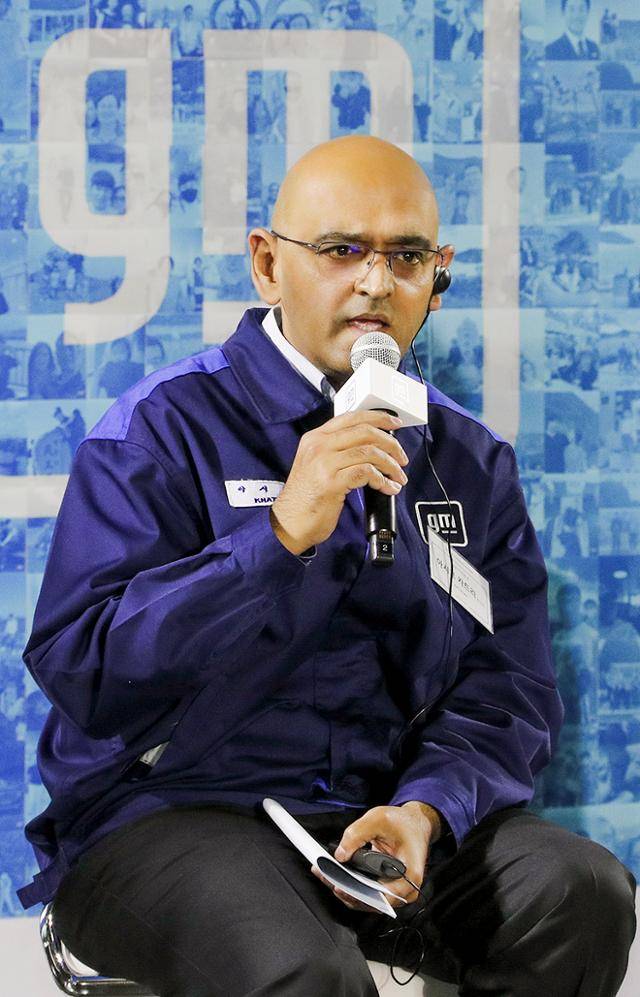 아시프 카트리 GM인터내셔널 생산 부문 부사장이 19일 경남 창원공장에서 진행한 한국GM 창립 20주년 행사에서 전기차 국내 생산 여부를 설명하고 있다. 한국GM 제공